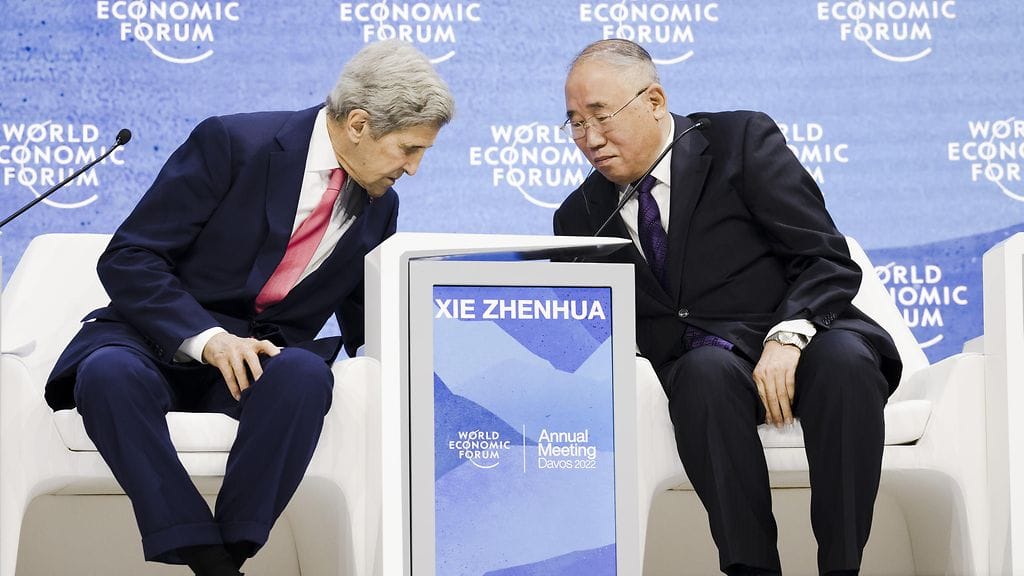 Yhdysvaltain presidentin ilmastosta vastaava erityislähettiläs John F. Kerry (vas.) ja Kiinan kansantasavallan ilmastonmuutoksesta vastaava erityislähettiläs Xie Zhenhua Maailman talousfoorumin (WEF) 51. vuosikokouksessa Davosissa Sveitsissä 24. toukokuuta 2022.