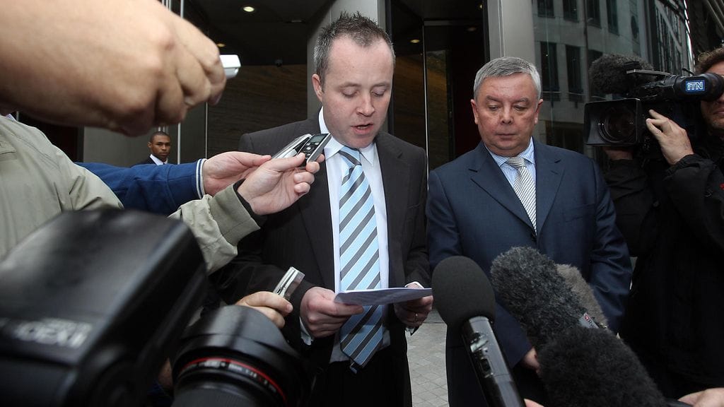 Media piiritti John Higginsin, kun hän antoi lausuntoa kohutapauksesta Lontoossa keväällä 2010.