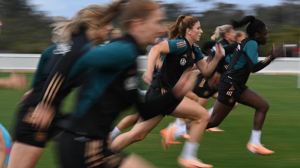 Saksan maajoukkuepelaajat harjoittelemassa tällä viikolla alkaviin jalkapallon MM-kisoihin.