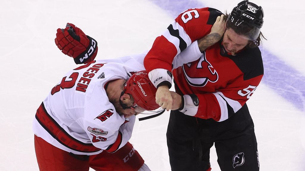 Erik Haula otti kevään NHL-pudotuspeleissä nyrkkitappelun Carolinan Stefan Noesenin kanssa.
