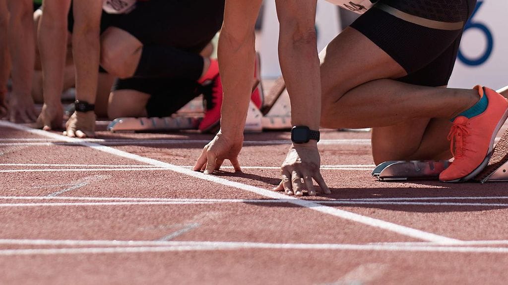 Nuori suomalainen paineli 100 metrillä kovaa. Kuvituskuva.