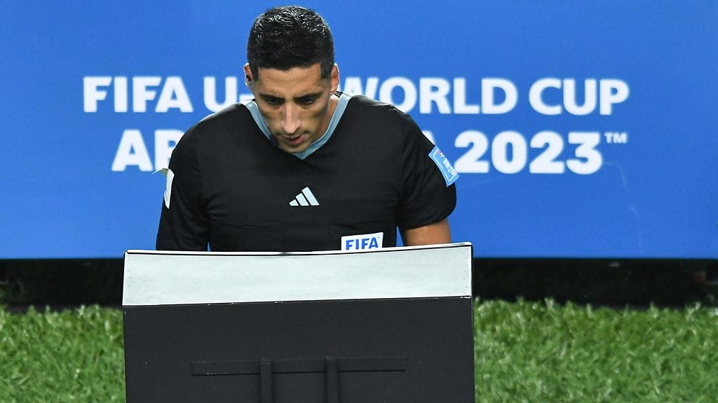 Erotuomari Yael Falcon tutkimassa tilanneta VAR-päätteeltä alle 20-vuotiaiden MM-kisoissa viime kesäkuussa.