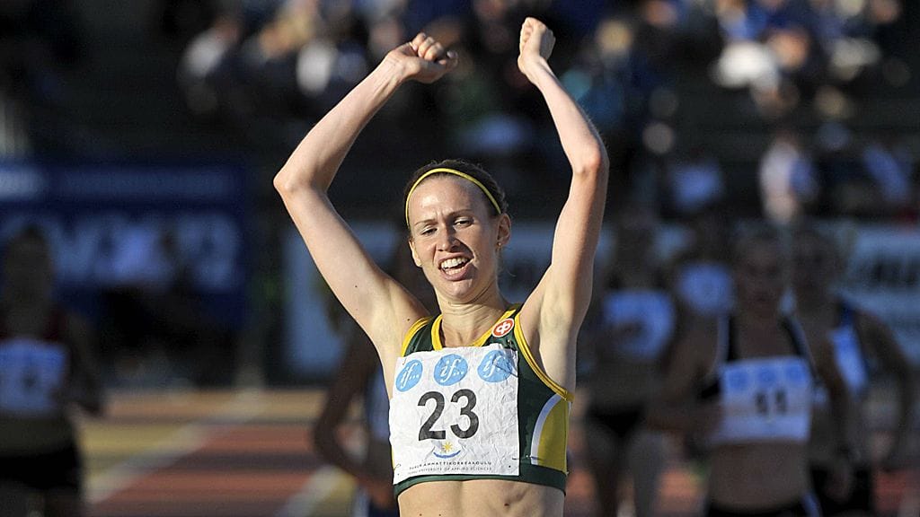Naisten 5000 metrin kilpailun voittaja Heidi Eriksson tulee maaliin.