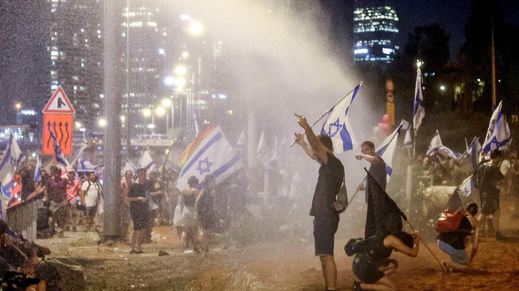 Poliisi sanoi ottaneensa kiinni ainakin 45 ihmistä yleisen järjestyksen rikkomisesta.