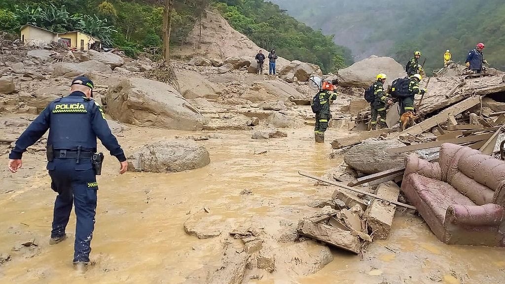 Maanvyöry on tuhonnut rakennuksia ja tukkinut kulkuväyliä.