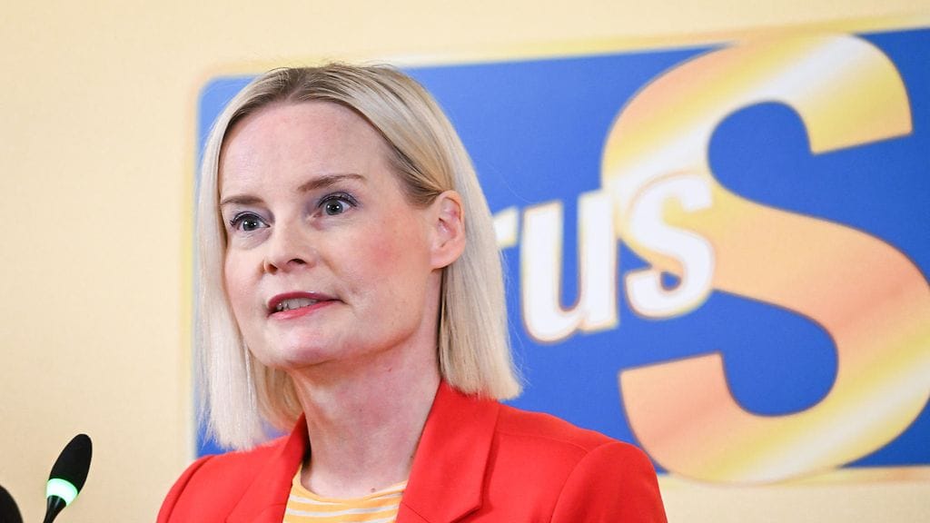 Länsiväylän päätoimittaja Heli Koivuniemen mukaan Mikko Välimaan asema lehden uutispäällikkönä ja Riikka Purran (ps.) puolisona herättää kysymyksiä.