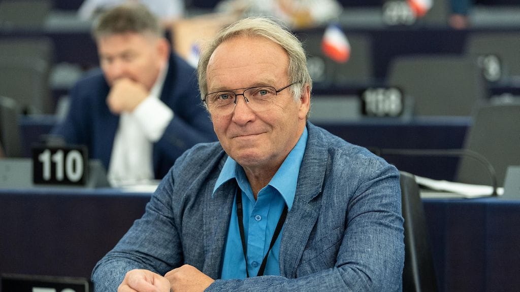 Hakkarainen sanoo myös kolumnissaan kaikkien yhteiskunnan kerroksien ja instituutioiden "ylistävän ja kumartavan kilpaa erilaisia seksuaalisia perversioita."