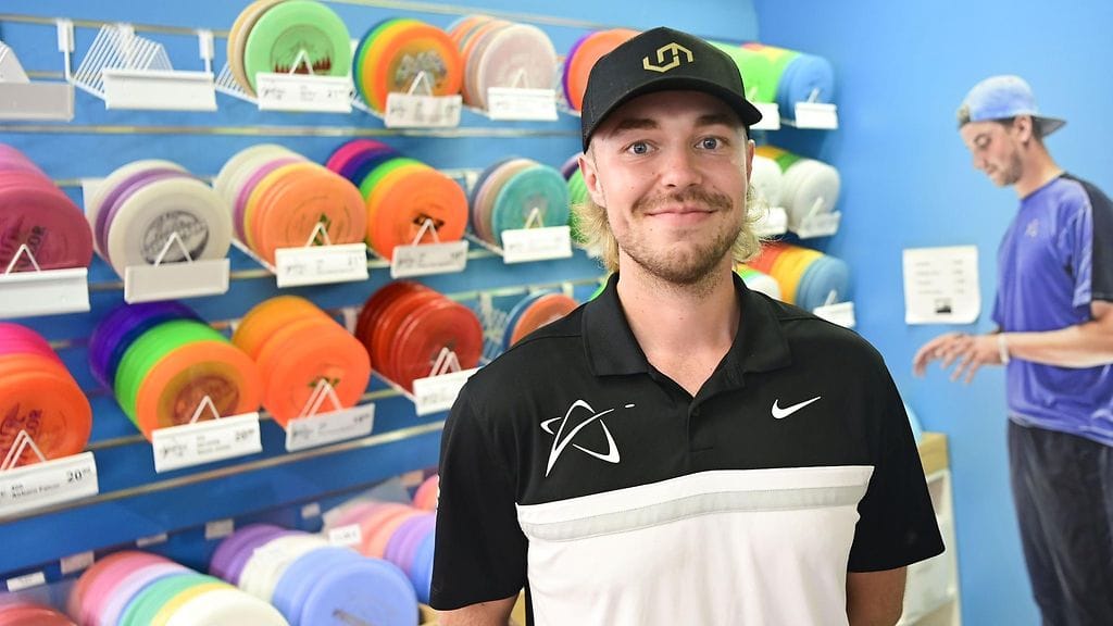 Frisbeegolfin suomalaistähti Väinö Mäkelä on kerännyt suursuosion sosiaalisessa mediassa.