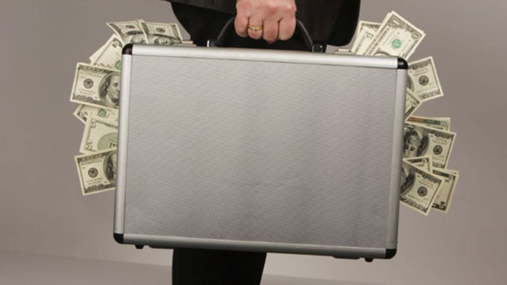 Salkullisella dollareita saa vaikkapa nahkaisen näppäimistön.