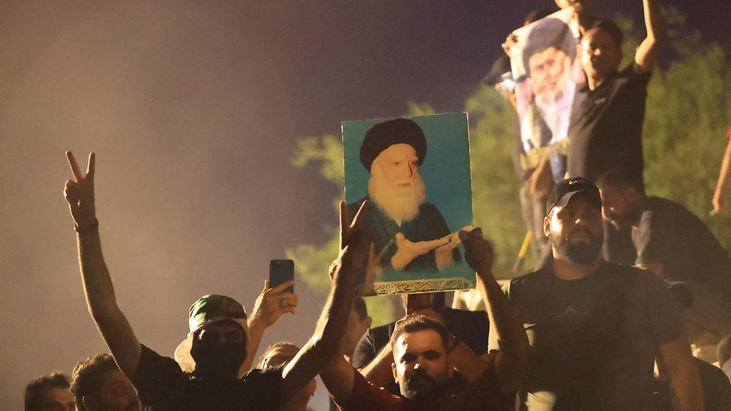 Kuvassa mielenosoittajia Ruotsin suurlähetystön lähellä Bagdadissa Irakissa 20. heinäkuuta 2023.