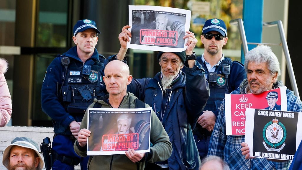 Ihmiset osoittivat mieltä New South Walesin poliisia vastaan Clare Nowlandin kuoleman jälkeen Sydneyssä 27. toukokuuta.