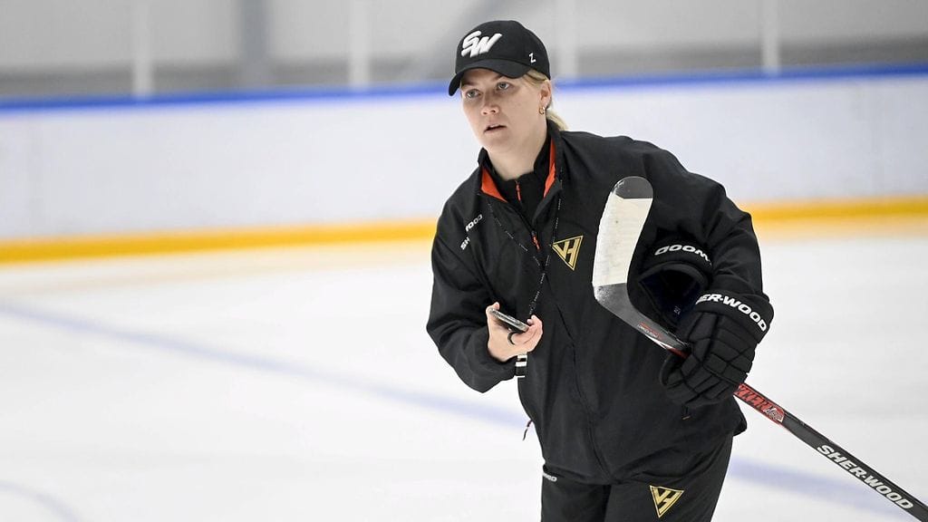 Venla Hovi vetää jääkiekkoleiriä Kangasalla.