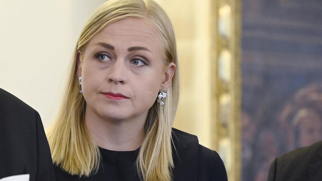 Ulkoministeri Elina Valtonen on vähäsanainen keskeneräisestä kaasuputkitutkinnasta.