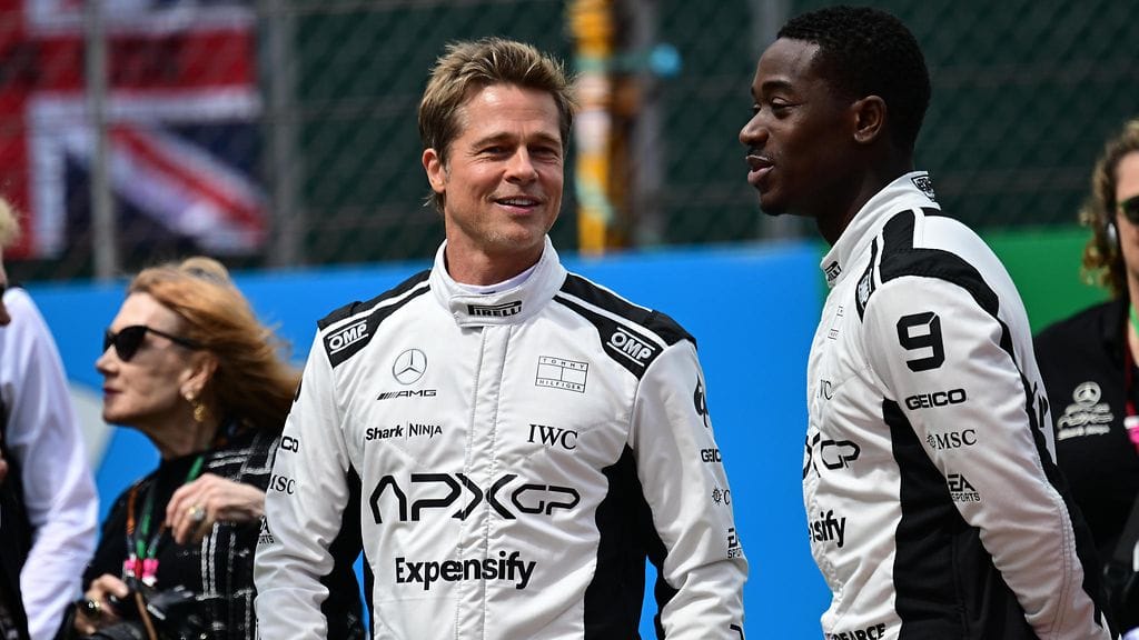 Brad Pitt vastanäyttelijänsä Damson Idrisin kanssa Ison-Britannian GP:ssä Silverstonessa heinäkuun alussa.