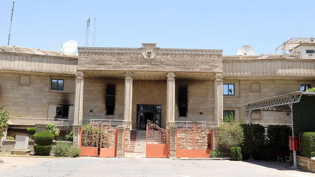 Ruotsin suurlähetystö Irakin Bagdadissa siihen kohdistuneiden iskujen jälkeen.