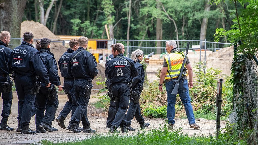 Kuvassa Saksan poliiseja ja metsästäjä etsimässä karkuteillä olevaa eläintä torstaina Zehlendorfin alueella.