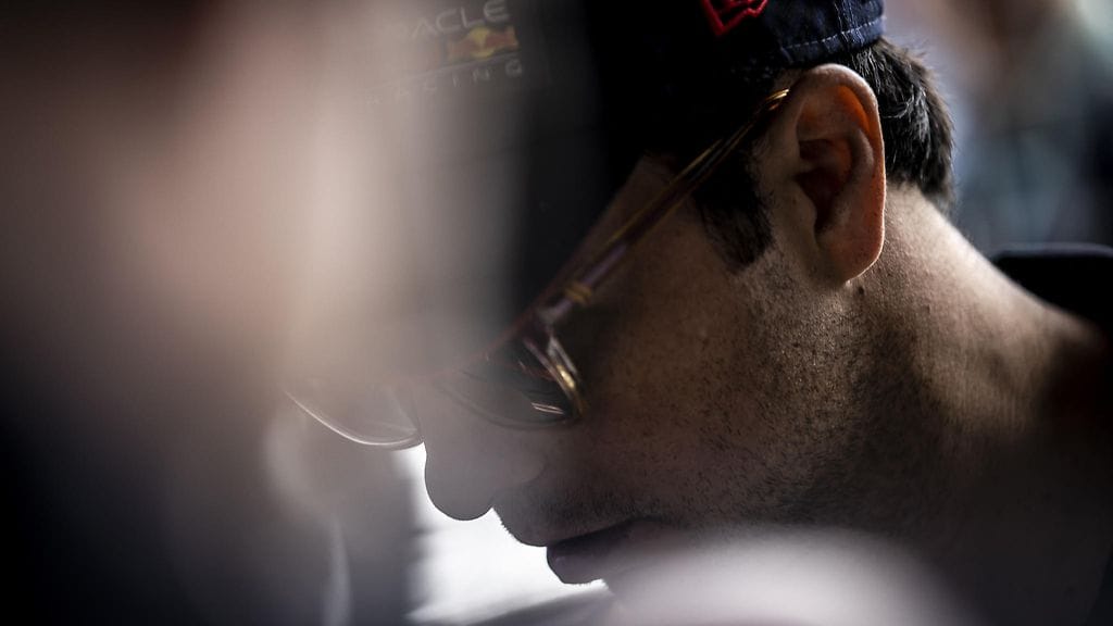 Sergio Pérezillä ei ole viime aikoina kulkenut radalla, mutta hän onnistui ilahduttamaan varikkotiloissa nuorta fania.