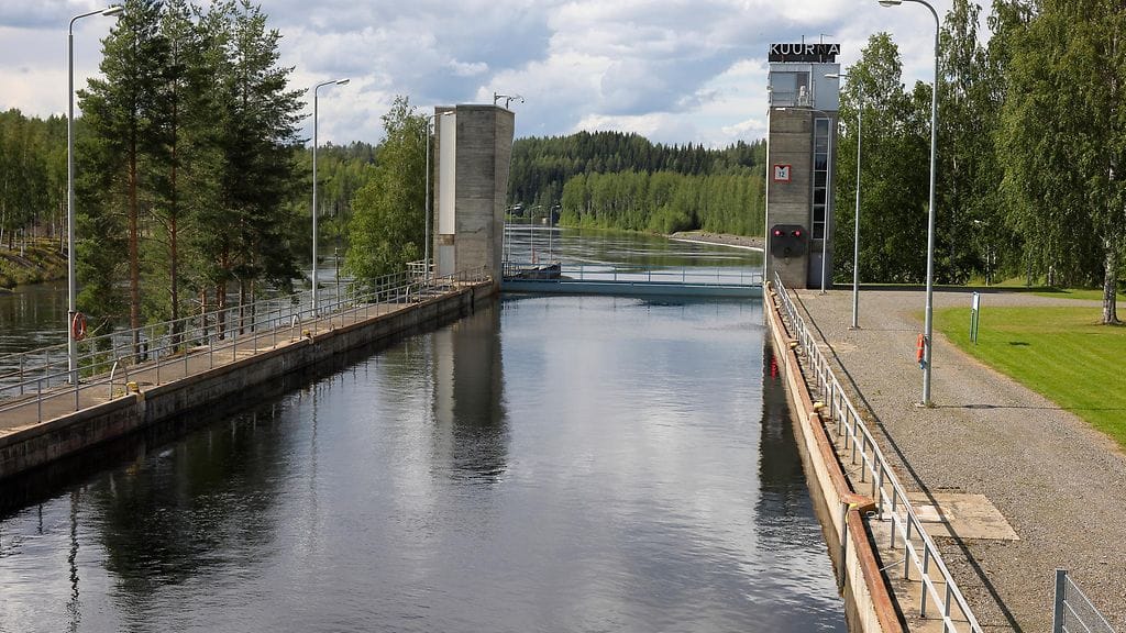 Rankkasateet voivat aiheuttaa tulvia Itä-Suomessa. Kuvassa Kuurnan voimalaitos Joensuun lähistöllä 18.2.2023.