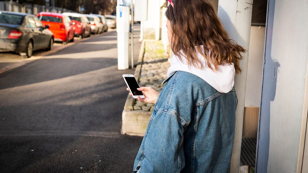 Asiantuntijan mukaan itsenäistyminen tärkeää nuoren itsetunnon kannalta. Kuvan nuori ei liity juttuun.