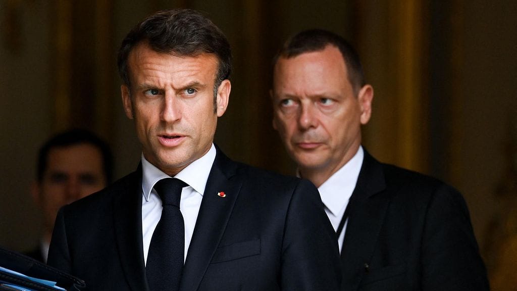 Ranskan presidentti Emmanuel Macron (vasemmalla) ja hänen neuvonantajansa Emmanuel Bonne (oikealla) Pariisissa 22.7.2023.