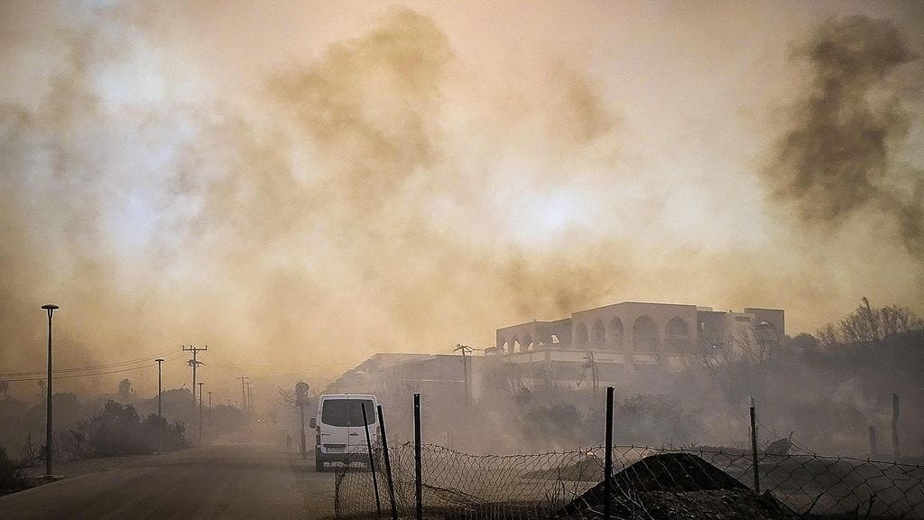 Kiotarin kylä, josta suomalaisperhekin evakuoitiin, oli 22. heinäkuuta 2023 savun peitossa. Palot aiheuttivat kaupungissa vaurioita tiettävästi kolmelle hotellille.