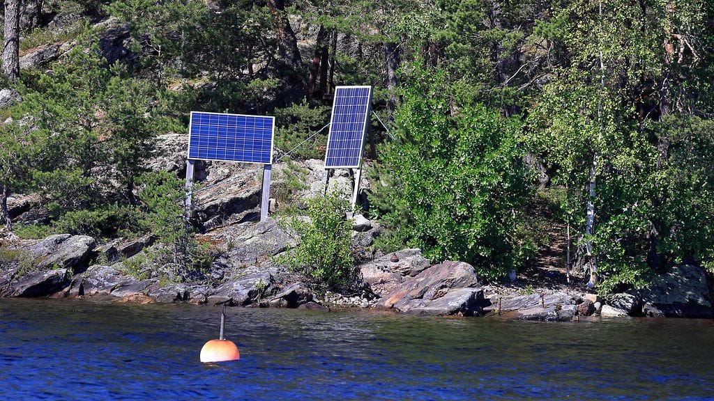 Kuvituskuva. Tiistaina julkaistussa tutkimuksessa todetaan, että hintojen noustessa sodan vuoksi hallitukset ja yksityishenkilöt kiirehtivät asentamaan aurinkopaneeleita ja tuulivoimaloita.