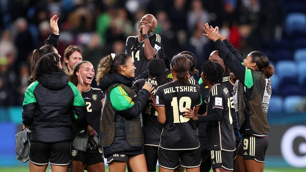 Jamaikan joukkue tuuletti riemuiten historiansa ensimmäistä MM-pistettä.