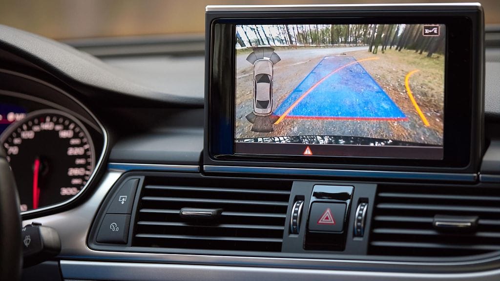 Peruutuskameran kuva hätkähdytti. Kuvituskuva.