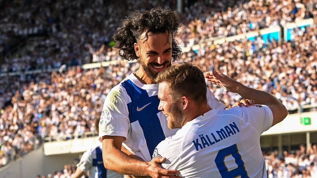 Diogo Tomas onnitteli Benjamin Källmania San Marinoa vastaan syntyneestä osumasta Helsingin Olympiastadionilla.