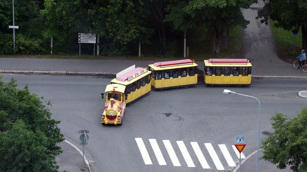 Potnapekka on kumipyörillä kulkeva kaupunkijuna. Junan viimeinen vaunu kaatui poliisin mukaan Merikoskenkadulla u-käännöksessä.