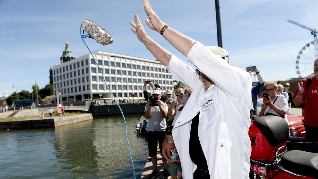 Suomen Epätieteellinen Seura laski jälleen Jaakonpäivän kylmän kiven mereen Helsingin Kauppatorilla 25. heinäkuuta 2022.