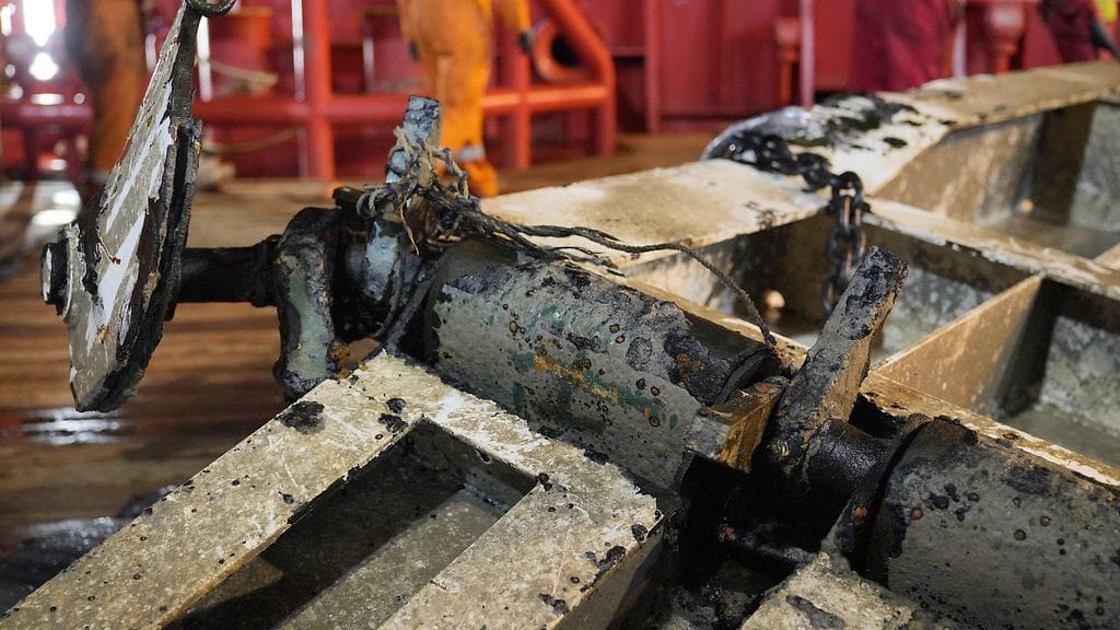 Lähikuva Estonian nostetusta keularampista.