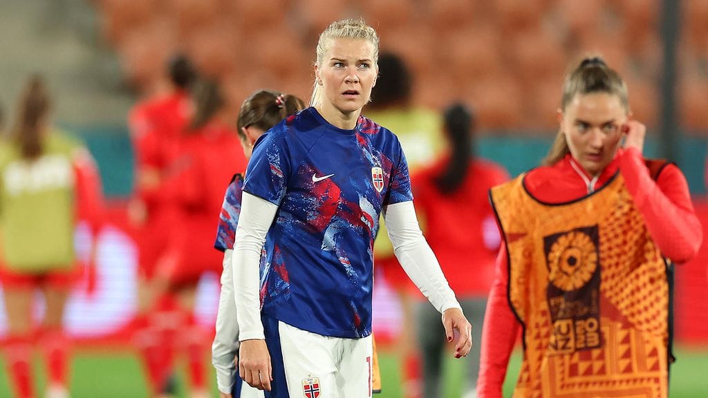 Ada Hegerberg joutui siirtymään vaihtopenkin puolelle vain hetki ennen avauspotkua.