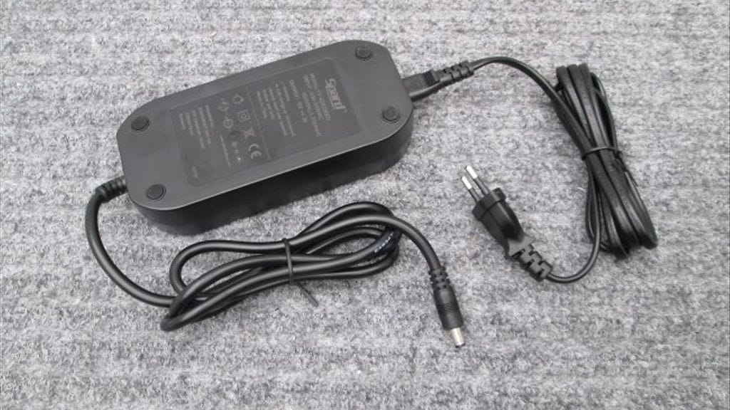 Tämä Spard-merkkinen akkulaturi tulee poistaa käytöstä.