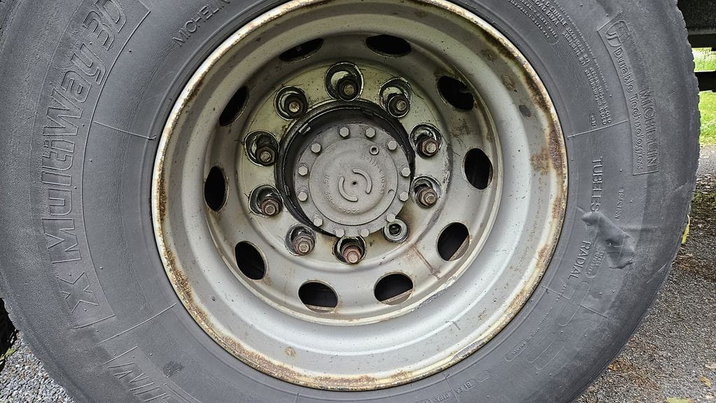 Kuorma-auton takapyörän kiinnityspulteista yksi oli katkennut ja loputkin irtoamassa.