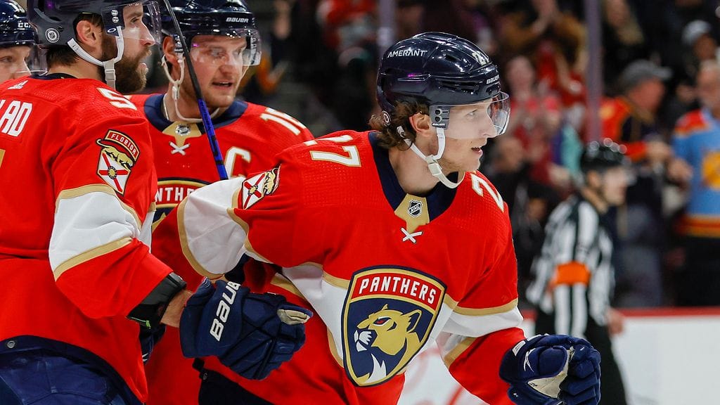 Eetu Luostarinen (kuvassa etualalla) teki uuden jatkosopimuksen NHL-seura Florida Panthersin kanssa.