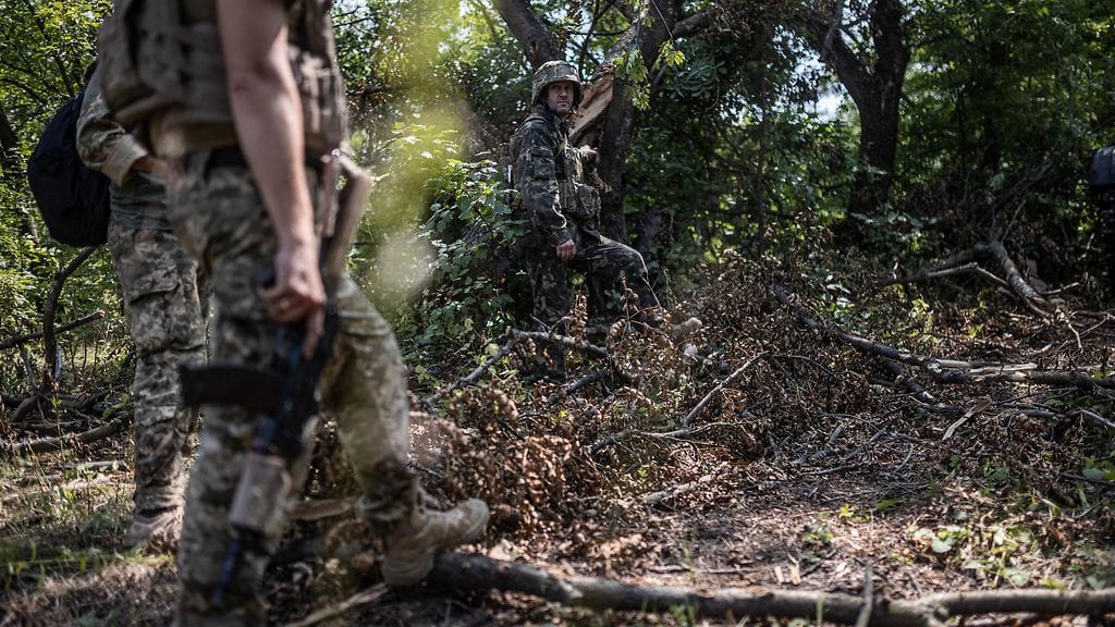 Ukrainan sotilaita puiden lomassa Bahmutin suunnalla Donetskin alueella 24. heinäkuuta.