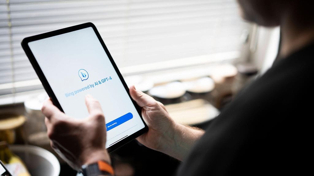 Teknologiajättien tekoälykilpailussa Microsoftin on katsottu olevan vahvoilla tekoälyä käyttävän Chat GPT -keskustelubotin luoneen OpenAI:n kanssa solmitun kumppanuuden ansiosta.