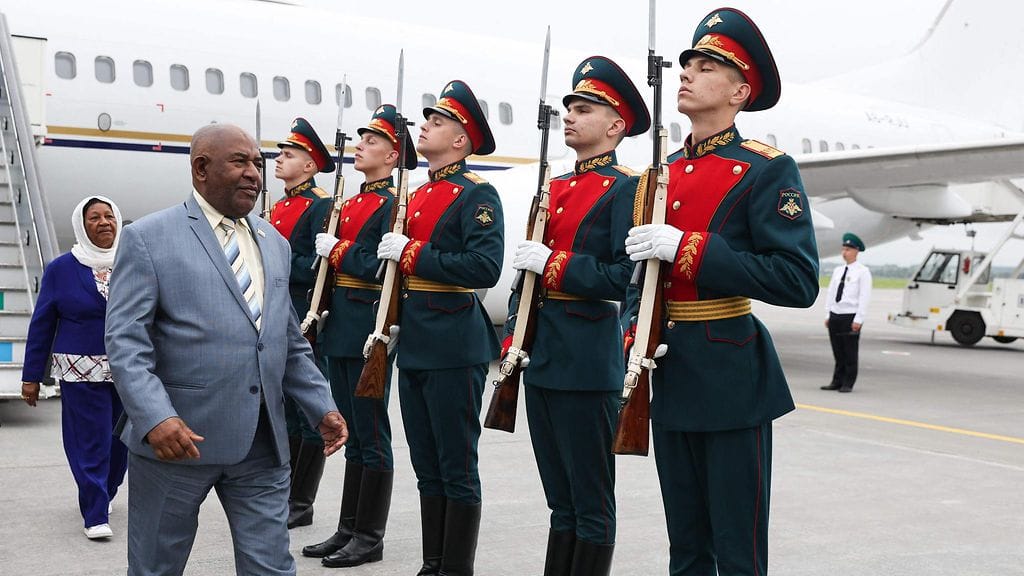 Komorien presidentti Azali Assoumani saapumassa Afrikan maiden ja Venäjän väliseen huippukokoukseen.