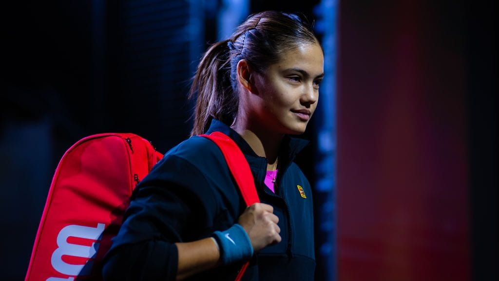 Emma Raducanu joutuu pitkäksi aikaa sivuun ranne- ja nilkkaleikkausten takia.