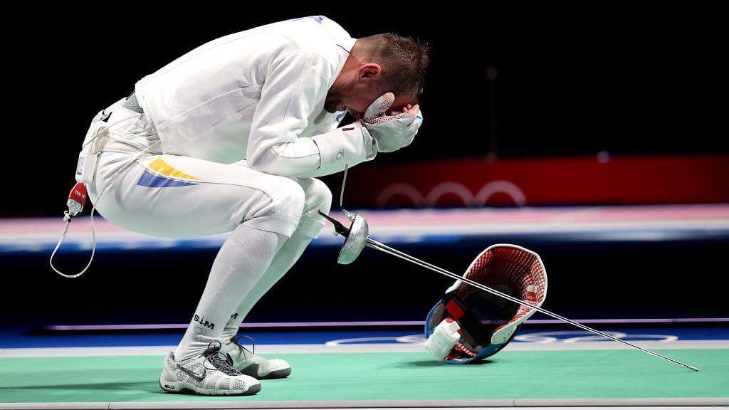 Igor Reizlin herkistyi saavutettuaan olympiapronssia Tokion kisoissa 2021.