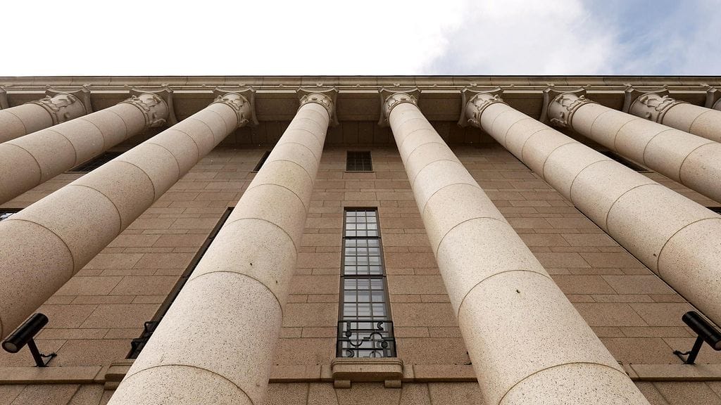 Kehitysyhteistyöstä leikkaaminen jakaa suomalaisia.