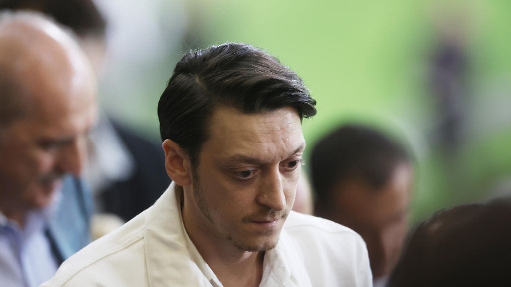 Mesut Özil toivoo Tottenhamin lyövän kapuloita Manchester Cityn rattaisiin.