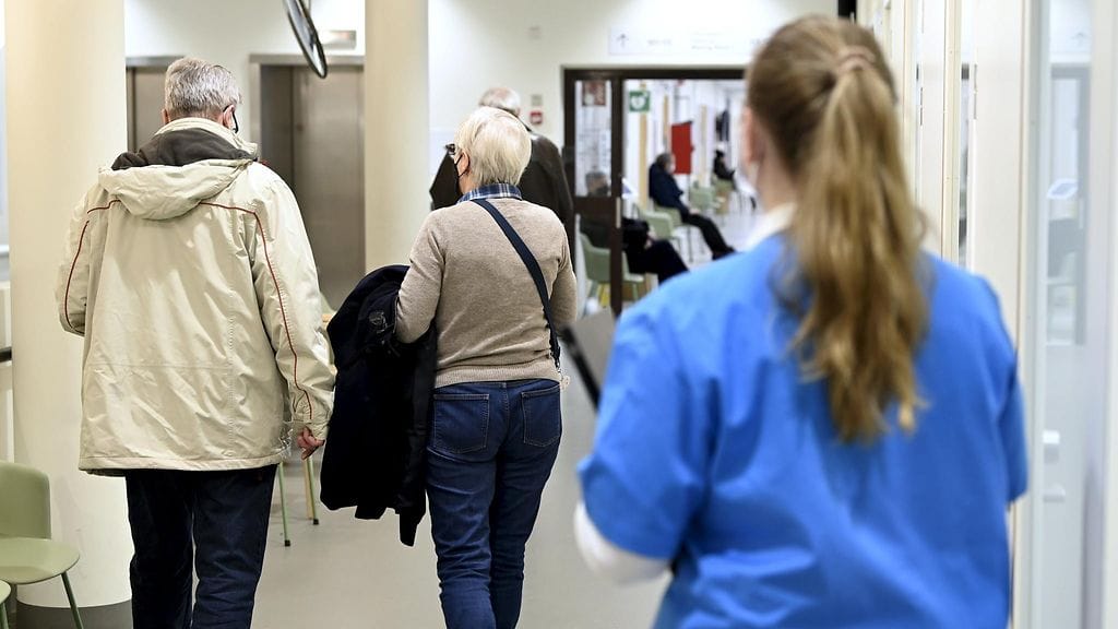 Hoitoalan henkilöstövaje vaikuttaa hoitojonoihin, eivätkä pienenevät nuorisoikäluokat auta asiaa. Kuvituskuva.