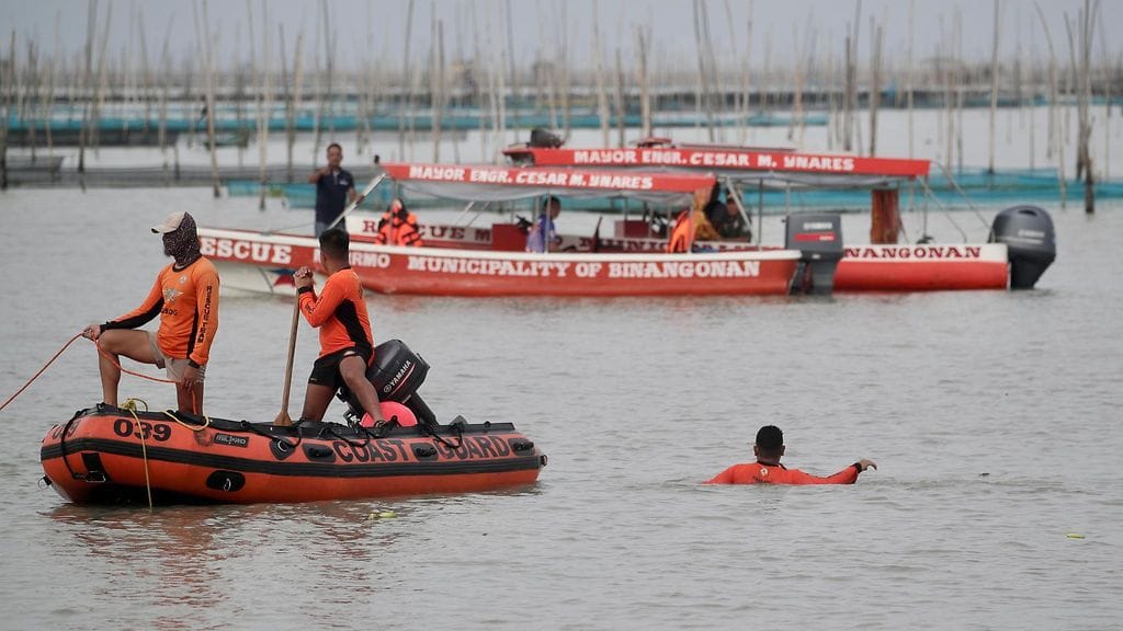 Pelastustyöntekijöitä Binangonanissa veneturman jälkeen 28. heinäkuuta 2023.