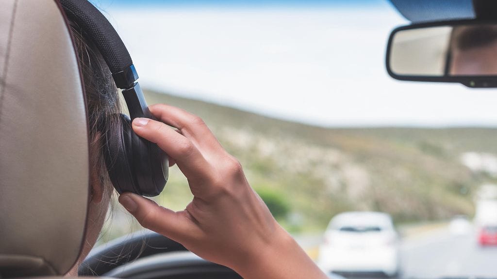 Saako autoa ajaa kuulokkeet päässä?