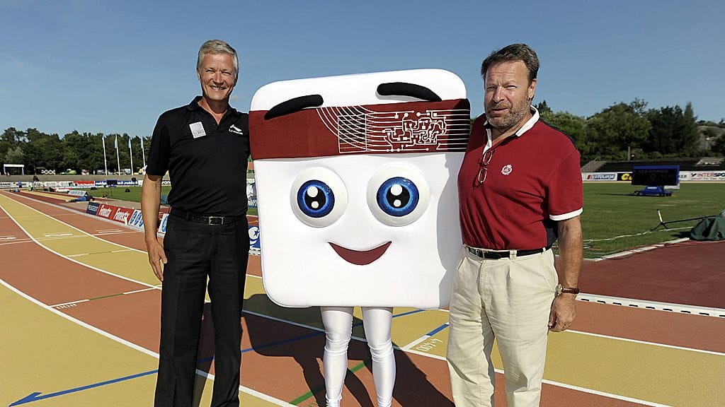 EM2012 järjestelytoimikunnan puheenjohtaja Antti Pihlakoski, Ilkka Kanerva ja Helsingin EM-kisojen kisamaskotti Appy maskotin julkistustilaisuudessa Turussa.