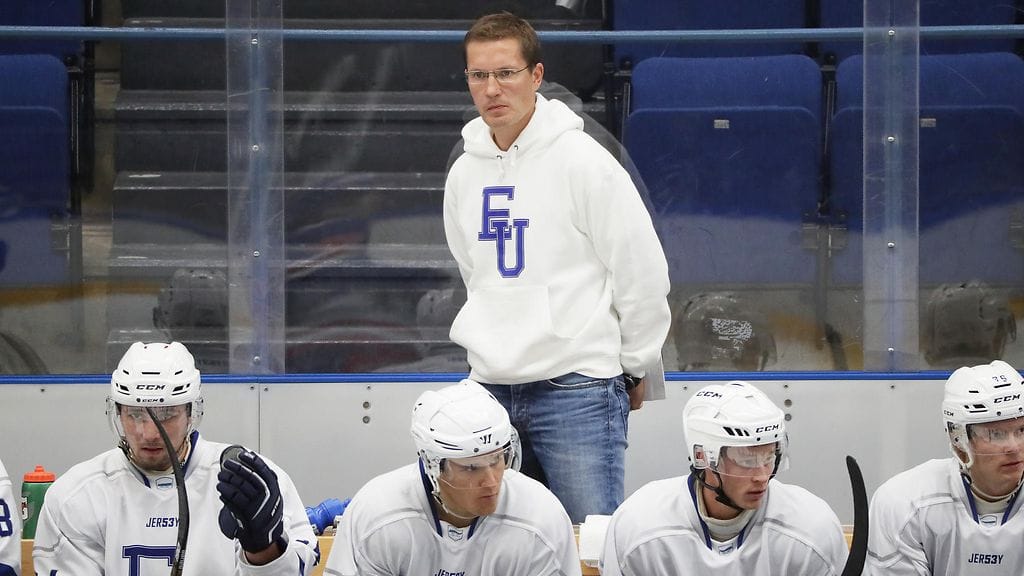 Timo Hirvonen (taka-alalla).