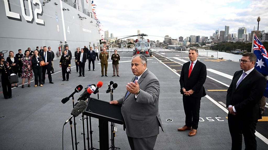 Australiassa neljä ihmistä on kadonnut sotilashelikopterin pudottua veteen suuren Talisman Sabre -sotaharjoituksen aikana. Kuvassa Yhdysvaltain laivaston sihteeri Carlos Del Toro sotaharjoituksen avajaisissa.