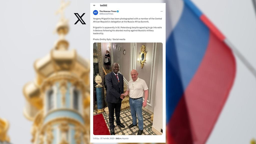Sosiaalisessa mediassa julkaistiin torstaina kuva, joka antaa ymmärtää Prigozhinin olleen Pietarissa tällä viikolla samaan aikaan, kun siellä järjestettiin Venäjän ja Afrikan maiden huippukokous. Prigozhin kättelee Keski-Afrikan tasavallan delegaation jäsentä. Kuvakaappaus: Moscow Times.